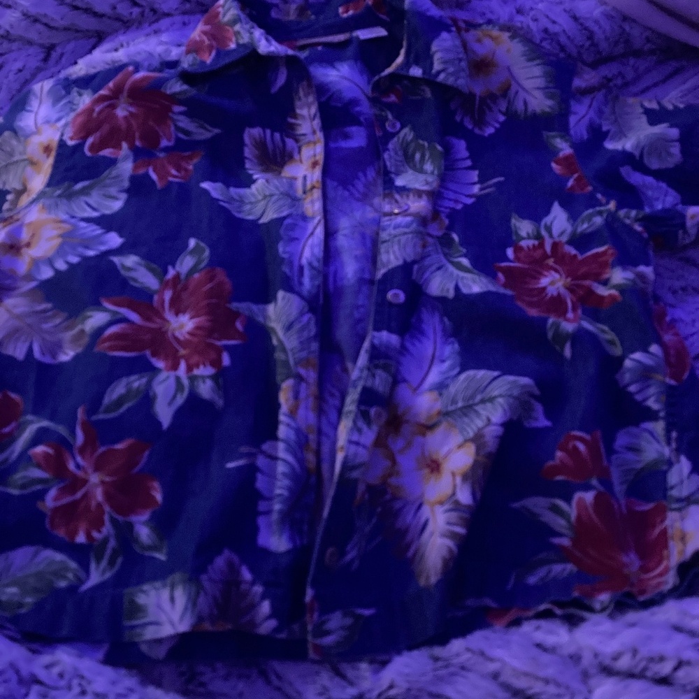 a men’s Hawaiian print shirt